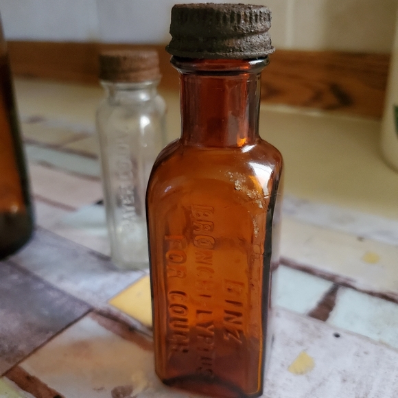 Bundle vintage old medicine bottles - Picture 3 of 11